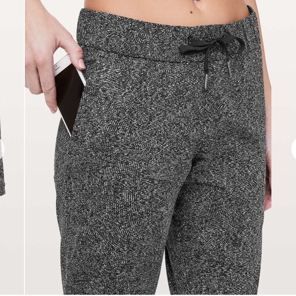 Lululemon On the Fly pant 28” ladies size 6 - Picture 3 of 7